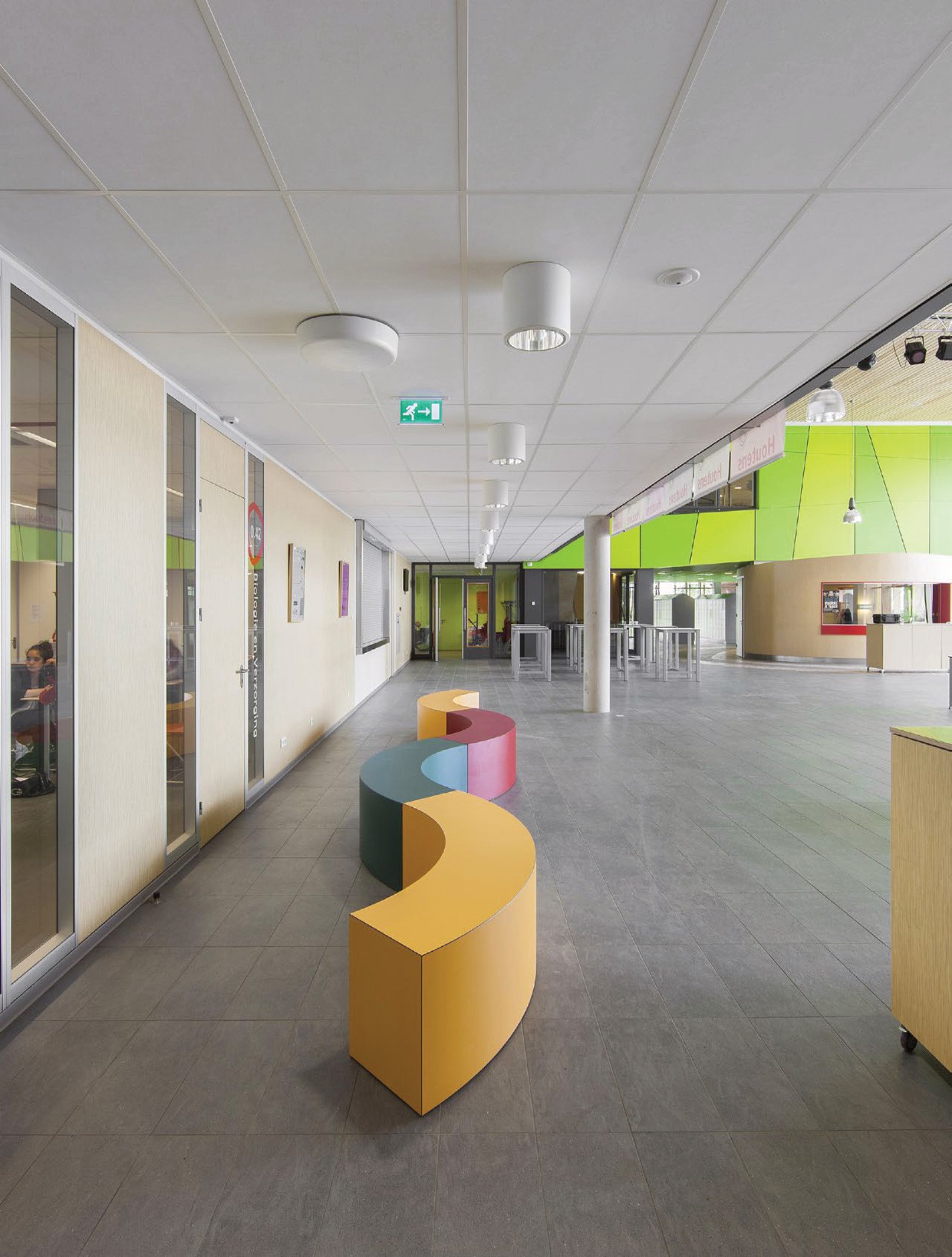 Operario con Pianoplan y fotocopiadora bajando escaleras