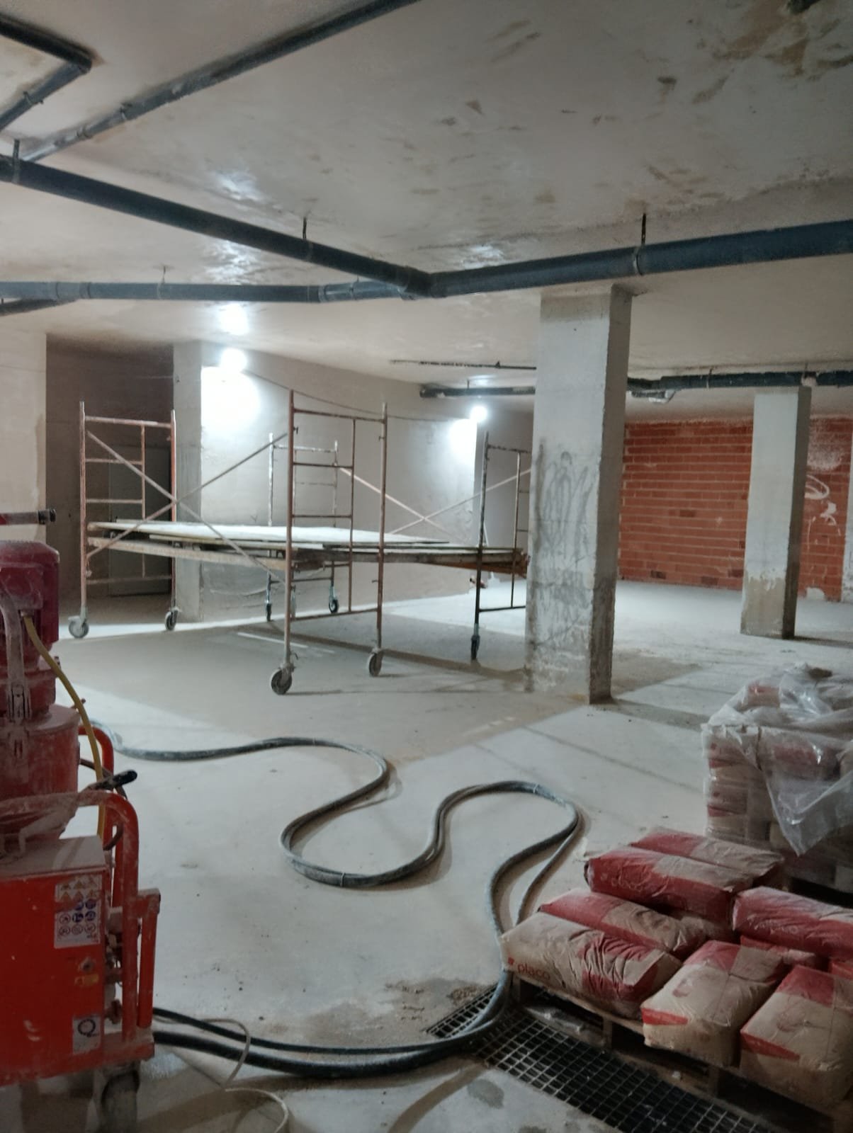 Pianoplan cargado con fotocopiadora grande subiendo escaleras