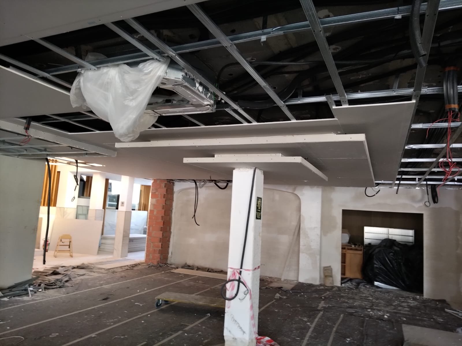 Pianoplan cargado con cajas de mudanza