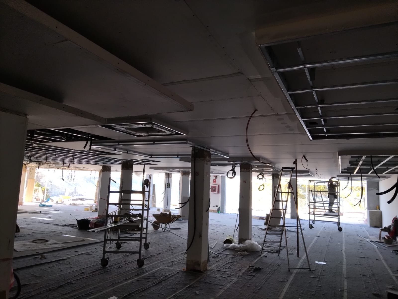 Grua bajando piano desde una terraza